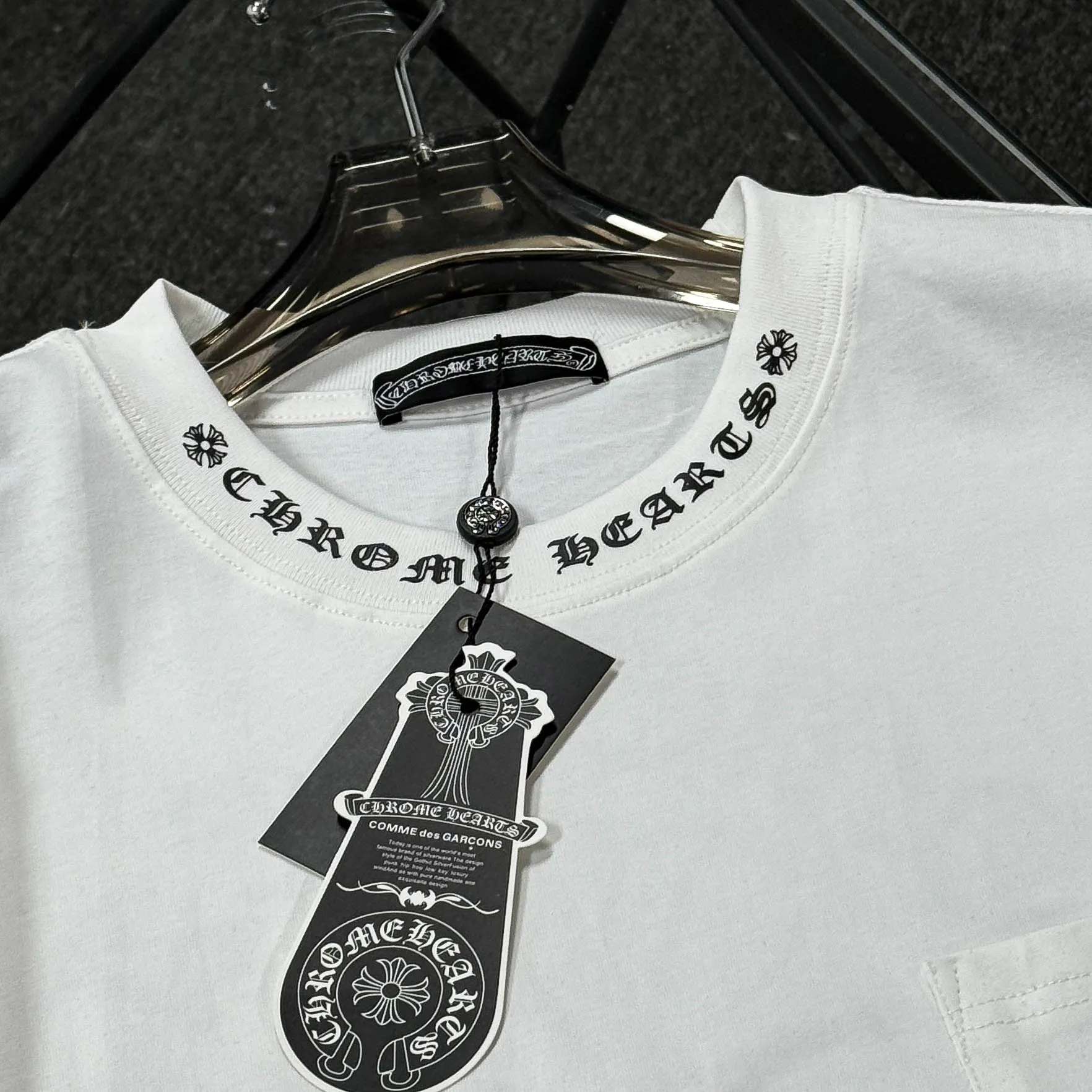 P170 Chrome Hearts 25 high-end versions. The fabric is made of 300 grams of high-density pure cotton. It does not deform or shrink. It has three labels. It is the same style for men and women. Technology: suede foaming + digital printing. Color: white, black. SIZE: S-XL.